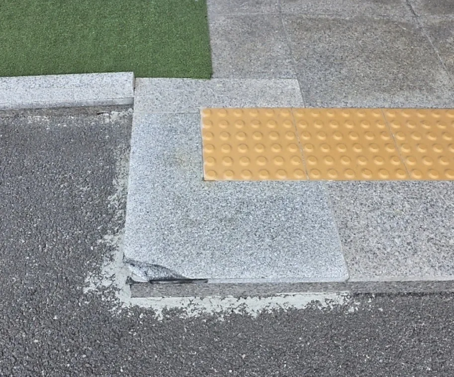 끝단이 깨져 나간 화강석 경계 판석 화강석 돌계단 보수 — 끝단이 깨져 나간 화강석 경계 판석